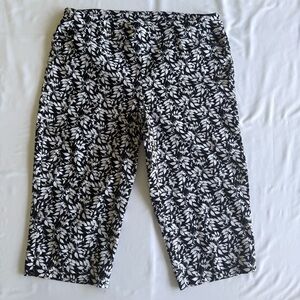 Coral Bay Woman Black & White Stretchy Leaf Print Capri Pants Like NEW 24W